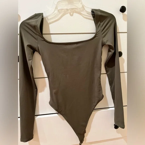 NWT - long sleeve bodysuit - Picture 7 of 7